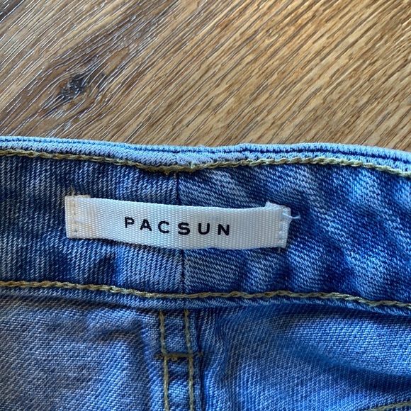 light-wash Mom shorts from PacSun with butterfly patches on back pockets - Picture 7 of 8